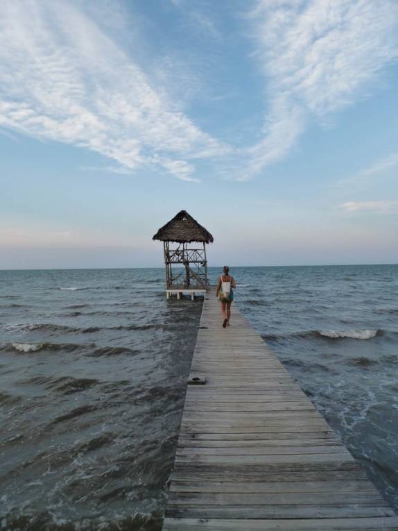 Um convidativo pier em praia de Livingston, no litoral da Guatemala